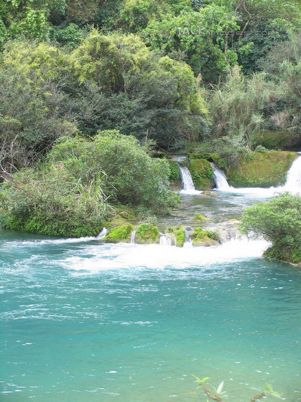 无人,竖图,室外,白天,正面,旅游,度假,湖,湖泊,美景,瀑布,森林,树林,水,植物,中国,亚洲,阴影,波纹,飞溅,溅,光线,液体,影子,湖面,景观,水滴,水流,水面,涟漪,娱乐,水珠,树,树木,绿色,倒影,水纹,阳光,自然,波浪,湖水,享受,休闲,景色,放松,生长,成长,倒映,喷洒,自然风光,东亚,贵州,贵州省,中华人民共和国,水晕,黔,西南地区,反照,跌水,彩图,shtjw1