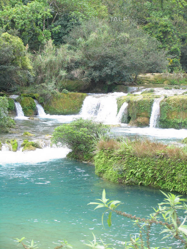 无人,竖图,室外,白天,正面,旅游,度假,湖,湖泊,美景,瀑布,森林,树林,水,植物,中国,亚洲,阴影,波纹,飞溅,溅,光线,液体,影子,湖面,景观,水滴,水流,水面,涟漪,娱乐,水珠,树,树木,绿色,倒影,水纹,阳光,自然,波浪,湖水,享受,休闲,景色,放松,生长,成长,倒映,喷洒,自然风光,东亚,贵州,贵州省,中华人民共和国,水晕,黔,西南地区,反照,跌水,彩图,shtjw1