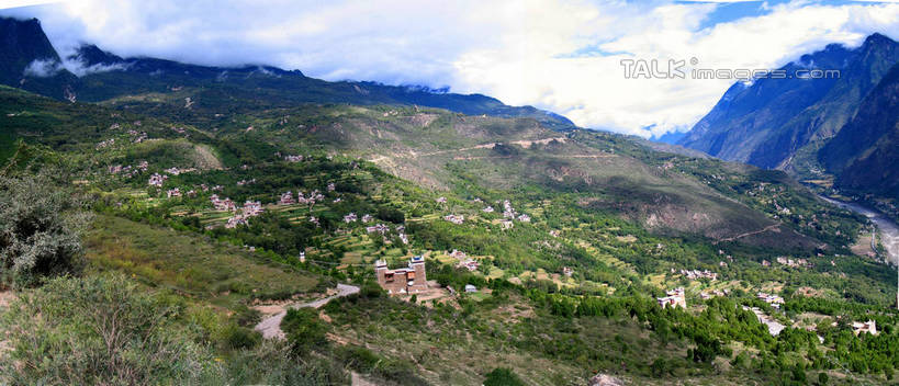 无人,家,横图,俯视,室外,白天,旅游,度假,草地,草坪,石头,美景,山,山脉,树林,植物,中国,亚洲,阴影,光线,石子,影子,房屋,屋子,景观,山顶,山峰,云,云朵,山峦,云彩,娱乐,楼房,住宅,草,树,树木,蓝色,绿色,白云,蓝天,天空,阳光,自然,群山,天,享受,休闲,景色,放松,四川省,生长,晴朗,成长,自然风光,东亚,沉积岩,四川,丹巴,甘孜藏族自治州,中华人民共和国,西南地区,川,丹巴县,甘孜,甘孜州,甲居藏寨,颠峰,极峰,水成岩,石块,岩石,晴空,彩图,高角度拍摄,房子,shtjw1