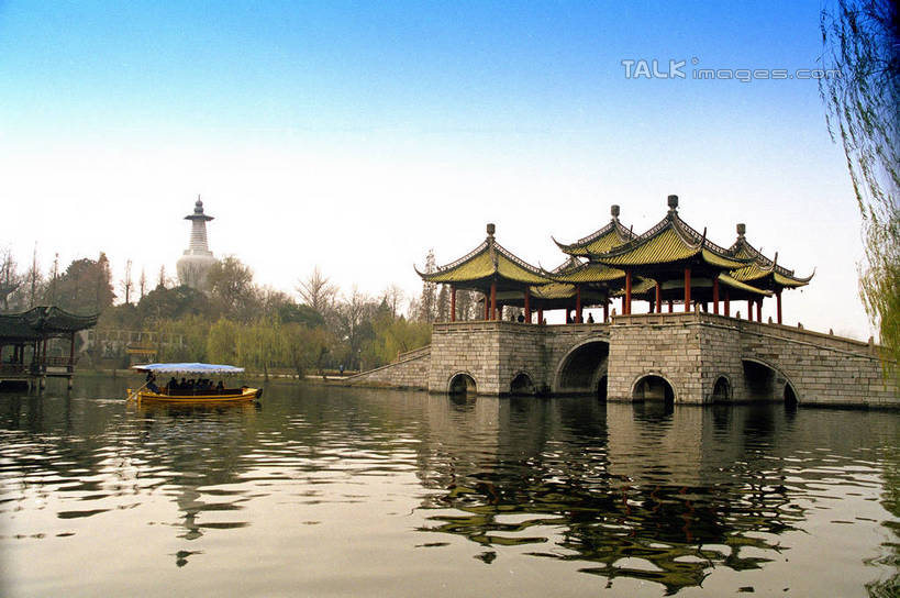 无人,横图,室外,白天,正面,旅游,度假,湖,湖泊,石头,美景,水,植物,瘦西湖,中国,亚洲,阴影,波纹,光线,石子,影子,亭子,湖面,景观,水流,水面,桥,涟漪,娱乐,江苏,石桥,拱桥,栈桥,树,树木,蓝色,绿色,倒影,蓝天,水纹,天空,阳光,自然,凉亭,波浪,湖水,天,享受,休闲,景色,放松,拱形,生长,晴朗,成长,人行桥,石拱桥,倒映,自然风光,东亚,江苏省,扬州,五亭桥,万里无云,中华人民共和国,华东地区,苏,水晕,扬州市,反照,石块,晴空,晴空万里,彩图,shtjw1