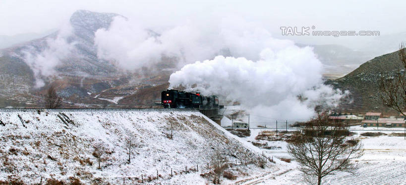 无人,横图,室外,白天,正面,旅游,度假,石头,美景,山,山脉,雪,雾,大雪,路,铁路,火车,阴影,沸腾,朦胧,模糊,光线,蒸汽,石子,影子,积雪,景观,山顶,山峰,雪景,云,云朵,冬季,冬天,轨道,交通,铁轨,山峦,水蒸气,雾气,云彩,娱乐,车,蓝色,白云,蓝天,天空,阳光,自然,交通工具,群山,天,享受,休闲,景色,放松,寒冷,运输,晴朗,气体,自然风光,载具,蒸汽机,沉积岩,蒸发,严寒,颠峰,极峰,水成岩,蒸汽机车,火车机车,石块,岩石,晴空,彩图,shtjw1