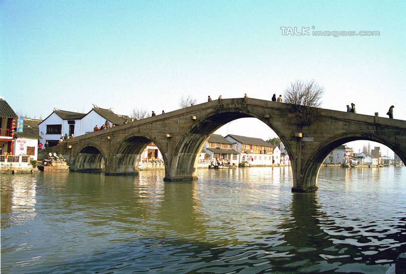 东方人,家,走,横图,室外,白天,正面,旅游,度假,河流,石头,名胜古迹,水,植物,标志建筑,地标,建筑,上海,中国,亚洲,行人,游客,游人,阴影,波纹,服装,遗迹,光线,石子,影子,房屋,屋子,河水,水流,桥,涟漪,许多人,注视,休闲装,黄种人,古迹,文物,娱乐,建设,古建筑,石桥,楼房,路人,旅客,拱桥,住宅,栈桥,树,树木,衣服,蓝色,绿色,倒影,蓝天,水纹,天空,阳光,自然,波浪,天,观察,看,一群人,享受,休闲,休闲服,旅游胜地,放松,服饰,朱家角,拱形,生长,晴朗,成长,观看,人行桥,石拱桥,申,察看,倒映,关注,青浦区,古文明,东亚,淀山湖,上海市,朱家角镇,万里无云,中华人民共和国,沪,华东地区,水晕,反照,过客,朱家角古镇,淀山湖风景区,男人,男性,年轻男性,年轻女性,女人,女性,亚洲人,石块,晴空,晴空万里,步行,散步,走路,半身,彩图,房子,放生桥,shtjw1