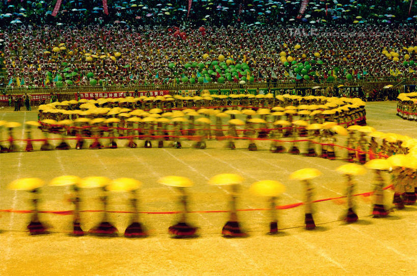 东方人,站,坐,横图,室外,白天,正面,民族服装,中国,亚洲,服装,节日,朦胧,模糊,庆祝,伞,雨伞,遮阳伞,看台,许多人,注视,黄种人,文化,阳伞,座位,火把节,衣服,观察,看,站着,一群人,庆典,服饰,四川省,观看,纪念,察看,太阳伞,衣着,穿着,关注,东亚,凉山彝族自治州,四川,凉山,中华人民共和国,西南地区,川,凉山州,衣饰,坐位,男人,男性,年轻男性,年轻女性,女人,女性,亚洲人,站立,坐着,半身,彩图,传统服装,民俗服,凉山火把节,shtjw1