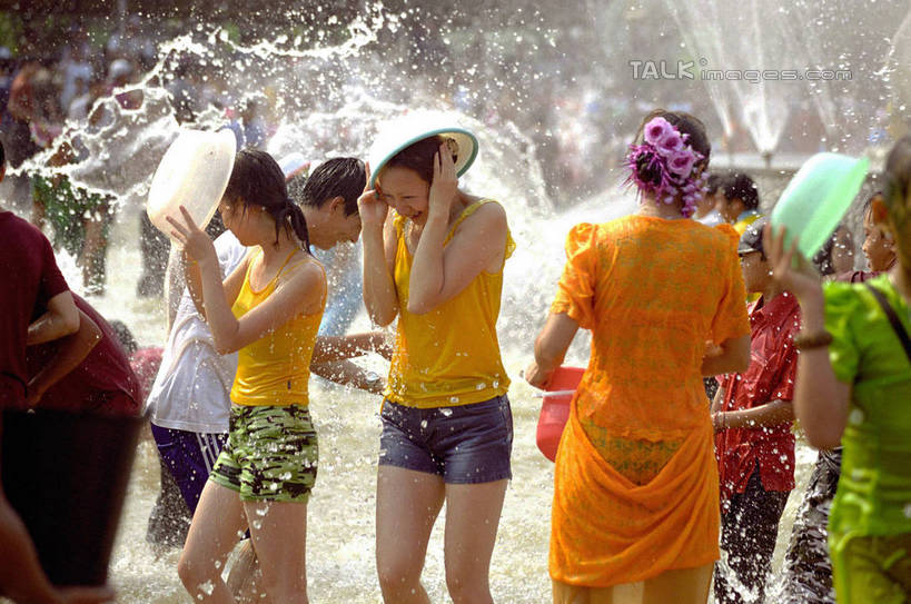 东方人,站,举,笑,微笑,露齿笑,横图,室外,白天,正面,仰视,民族服装,水,西双版纳,中国,泼水节,亚洲,握,飞溅,服装,节日,庆祝,溅,液体,塑料,水滴,许多人,拿,拿着,注视,休闲装,黄种人,文化,云南,水珠,衣服,容器,塑料制品,脸盆,观察,看,托,站着,一群人,庆典,休闲,休闲服,握着,服饰,观看,纪念,储藏,察看,储存,关注,喷洒,东亚,西双版纳州,云南省,中华人民共和国,西南地区,滇,西双版纳傣族自治州,男人,男性,年轻男性,年轻女性,女人,女性,中年男性,中年女性,亚洲人,举起,举手,举着,向上举,向上伸,向上托,站立,半身,彩图,低角度拍摄,传统服装,民俗服,宋干节,贮存,shtjw1