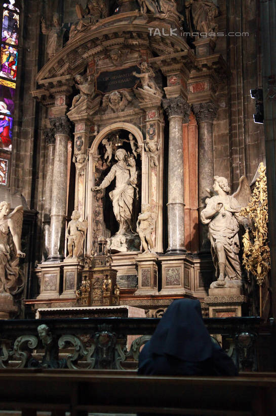 西方人,无人,三个人,教堂,站,竖图,室内,白天,正面,旅游,度假,标志建筑,地标,建筑,雕塑,意大利,佛罗伦萨,欧洲,欧洲人,节日,艺术,装饰,雕刻,雕像,文化,娱乐,建设,工艺品,祈祷,站着,享受,休闲,健康,旅游胜地,放松,许愿,宗教,信仰,纪念,祈求,美术,基督教,托斯卡纳,南欧,天主教,主题,陈列,信念,世界文化遗产,意大利共和国,首府,功能,美学,百花之城,翡冷翠,佛罗伦萨大教堂,花之圣母大教堂,圣母百花大教堂,托斯卡纳大区,彩绘玻璃,彩色玻璃,教堂玻璃,艺术玻璃,平安,年轻女性,女人,女性,白种人,站立,彩图,全身,大教堂,礼拜堂,shtjw1