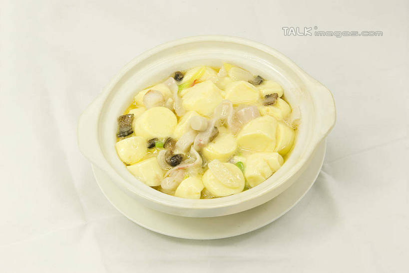 海鲜,豆腐,无人,横图,俯视,室内,特写,白天,烹饪,中餐,餐具,厨具,阴影,灰色背景,反射,碟子,锅子,盘,砂锅,影子,陶瓷,料理,食品,陶瓷制品,锅,水产,海鲜豆腐煲,菜肴,美食,海洋生物,食物,盘子,碟,中式,摄影,佳肴,影棚,锅具,豆制品,水生动物,海产品,水生物,海底动物,烹饪用具,烹调用具,烹调,彩图,高角度拍摄,影棚拍摄,拍摄,海鲜煲,shwf1