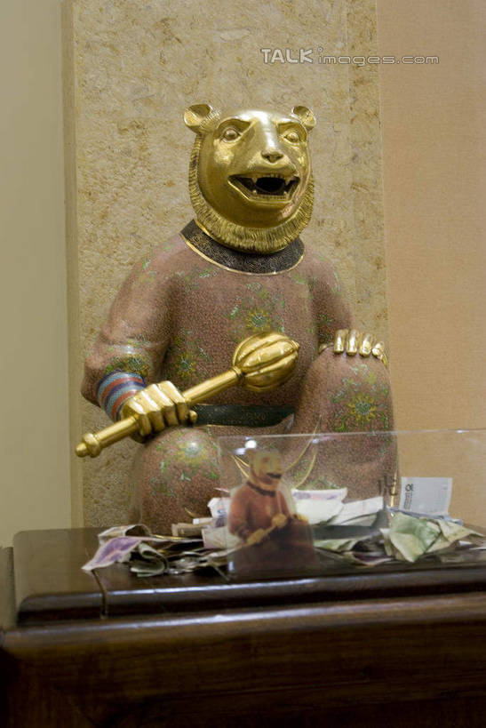 无人,宫殿,坐,竖图,室内,白天,正面,民族服装,旅游,度假,名胜古迹,标志建筑,地标,建筑,哺乳动物,虎,野生动物,雕塑,中国,亚洲,阴影,节日,遗迹,艺术,装饰,光线,雕刻,雕像,影子,灯光,注视,古迹,文化,文物,娱乐,建设,传统,古建筑,江苏,无锡,十二生肖,动物,工艺品,观察,看,祈祷,享受,休闲,健康,属相,旅游胜地,放松,许愿,宗教,生肖,佛教,信仰,观看,纪念,祈求,美术,察看,宫廷,关注,主题,凶猛,陈列,古文明,东亚,江苏省,灵山胜境,中华人民共和国,华东地区,苏,功能,美学,兽历,无锡市,王宫,释教,残暴,平安,凶残,老虎,坐着,彩图,全身,传统服装,民俗服,皇宫,灵山梵宫,太湖国家旅游度假区滨湖区,shwf1