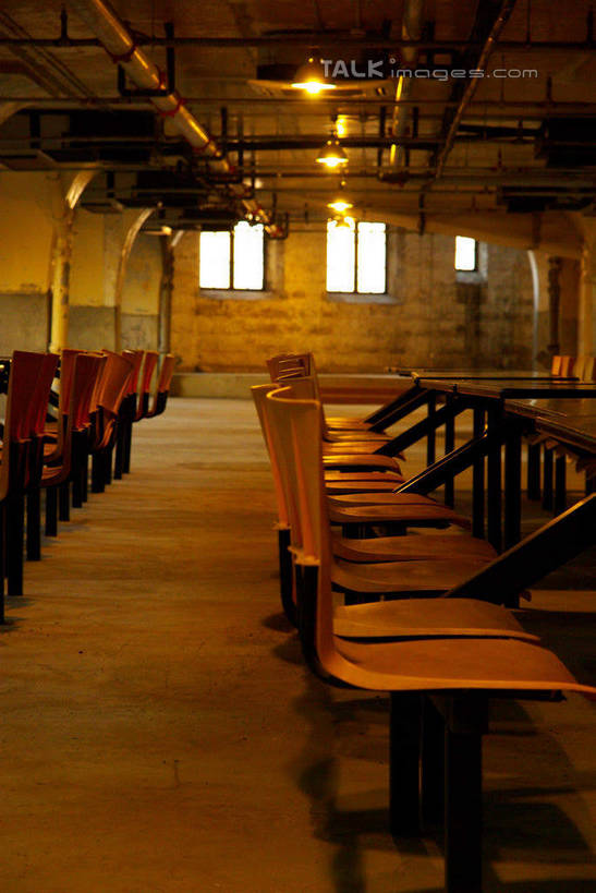 无人,工厂,竖图,室内,白天,正面,旅游,度假,餐桌,窗户,桌子,标志建筑,地标,建筑,椅子,照明,上海,中国,亚洲,灯光,娱乐,建设,1933创意园,虹口区,顶灯,玻璃窗,灯,灯具,享受,休闲,旅游胜地,放松,餐台,照亮,申,照明设备,东亚,上海市,中华人民共和国,沪,华东地区,彩图,工地,制造厂,上海1933,1933老场房,shwf1