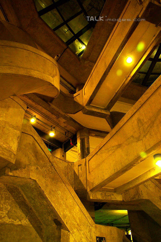 无人,工厂,栏杆,竖图,室内,白天,仰视,旅游,度假,楼梯,标志建筑,地标,建筑,照明,上海,中国,亚洲,阴影,光线,扶手,影子,阶梯,走道,走廊,过道,灯光,娱乐,建设,1933创意园,虹口区,护栏,顶灯,台阶,灯,灯具,享受,休闲,旅游胜地,放松,照亮,申,照明设备,东亚,上海市,中华人民共和国,沪,华东地区,彩图,低角度拍摄,工地,制造厂,上海1933,1933老场房,shwf1