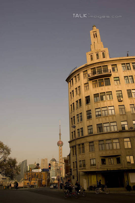 无人,高楼大厦,竖图,室外,白天,仰视,度假,美景,植物,城市风光,城市,大厦,道路,建筑,路,摩天大楼,公路,上海,中国,亚洲,阴影,光线,影子,景观,交通,娱乐,圆明园路,树,树木,蓝色,绿色,蓝天,天空,阳光,自然,天,享受,休闲,景色,放松,生长,晴朗,成长,申,黄浦区,东亚,上海市,万里无云,中华人民共和国,沪,华东地区,晴空,晴空万里,马路,彩图,低角度拍摄,大楼,高层建筑,高楼,摩天楼,shwf1