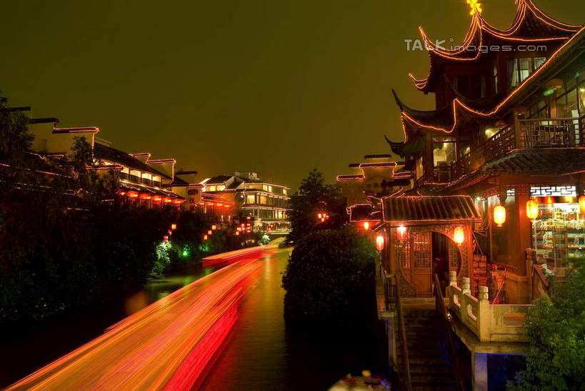 无人,寺庙,横图,彩色,室外,夜晚,正面,长时间曝光,旅游,度假,河流,名胜古迹,水,标志建筑,地标,建筑,霓虹灯,船,照明,南京,中国,亚洲,阴影,节日,朦胧,模糊,遗迹,光线,灯笼,影子,纸灯笼,河水,水流,灯光,木船,七彩,古迹,文化,文物,娱乐,光源,建设,古建筑,江苏,霓虹,灯,灯具,庙宇,交通工具,祈祷,享受,休闲,健康,旅游胜地,放松,许愿,宗教,佛教,信仰,纪念,夫子庙,祈求,照亮,舟,照明设备,载具,曝光,古文明,东亚,江苏省,南京市,中华人民共和国,华东地区,苏,省会,氖灯,释教,南京夫子庙,平安,石头城,彩图,庙,寺,shwf1