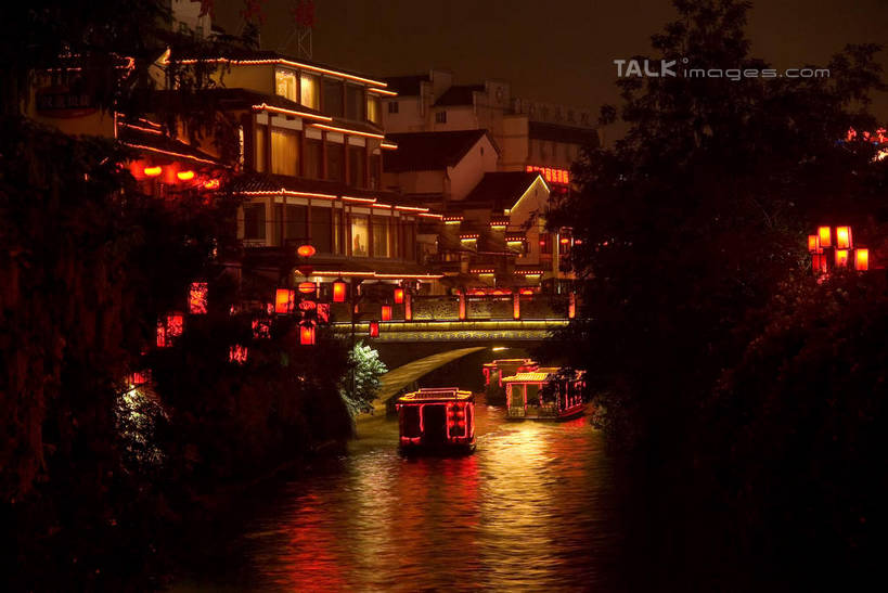无人,寺庙,横图,彩色,室外,夜晚,正面,旅游,度假,河流,名胜古迹,水,标志建筑,地标,建筑,霓虹灯,船,照明,南京,中国,亚洲,阴影,节日,朦胧,模糊,遗迹,光线,灯笼,影子,纸灯笼,河水,水流,灯光,木船,七彩,古迹,文化,文物,娱乐,光源,建设,古建筑,江苏,霓虹,灯,灯具,庙宇,交通工具,祈祷,享受,休闲,健康,旅游胜地,放松,许愿,宗教,佛教,信仰,纪念,夫子庙,祈求,照亮,舟,照明设备,载具,古文明,东亚,江苏省,南京市,中华人民共和国,华东地区,苏,省会,氖灯,释教,南京夫子庙,平安,石头城,彩图,庙,寺,shwf1