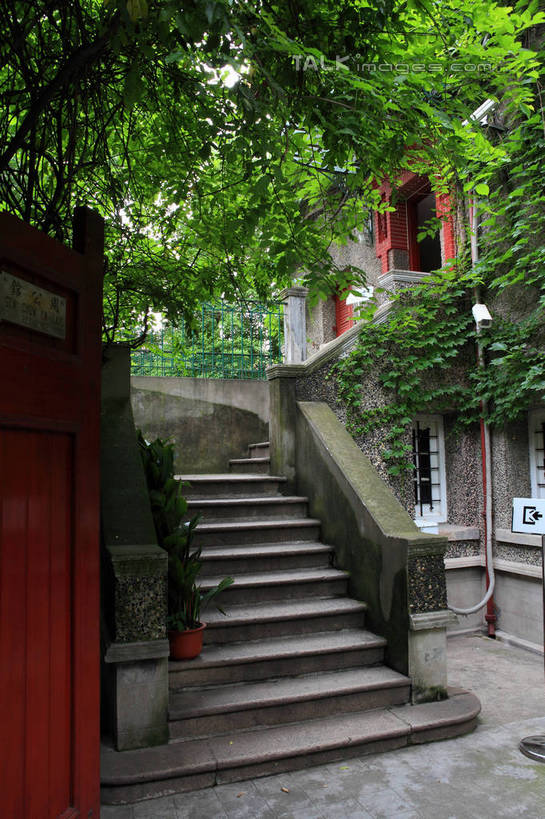 无人,花园,竖图,室外,白天,正面,旅游,度假,草地,草坪,名胜古迹,植物,楼梯,标志建筑,地标,建筑,上海,中国,亚洲,阴影,遗迹,光线,影子,阶梯,纪念馆,地面,古迹,文物,娱乐,建设,古建筑,台阶,草,树,树木,绿色,天空,阳光,自然,天,享受,休闲,石阶,旅游胜地,放松,生长,成长,申,卢湾区,古文明,东亚,思南路,上海市,周公馆,中华人民共和国,沪,华东地区,彩图,shwf1