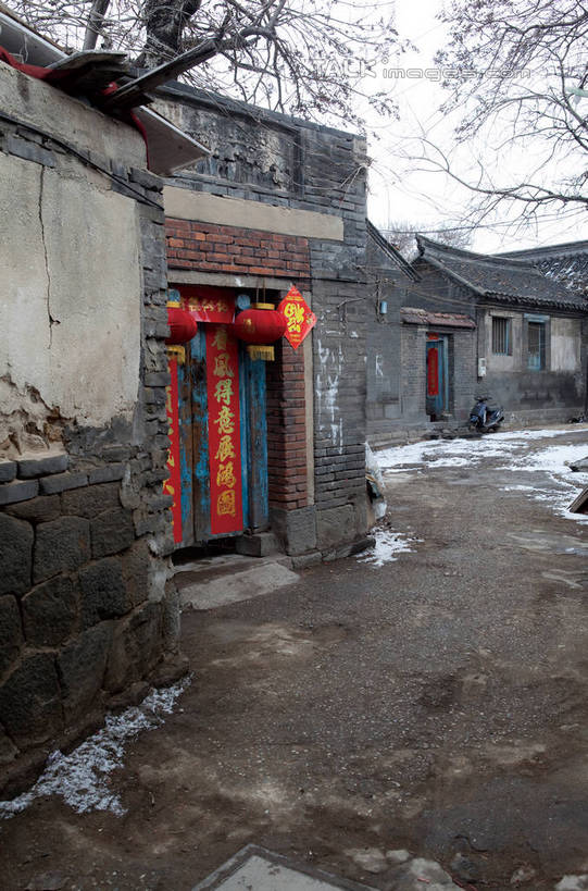 无人,家,竖图,室外,白天,正面,旅游,度假,雪,植物,大雪,门,照明,中国,亚洲,吊挂,悬挂,阴影,光线,标志,灯笼,文字,影子,纸灯笼,字符,房屋,墙,屋子,积雪,雪景,冬季,冬天,地面,挂,娱乐,标识,建设,山东,烟台,楼房,民居,民宅,墙壁,墙面,住宅,树,树木,两个,红色,绿色,阳光,自然,灯具,门框,享受,休闲,汉字,放松,寒冷,生长,成长,春联,照亮,照明设备,中文,东亚,山东省,中华人民共和国,华东地区,严寒,国文,华文,鲁,烟台市,彩图,房子,shwf1