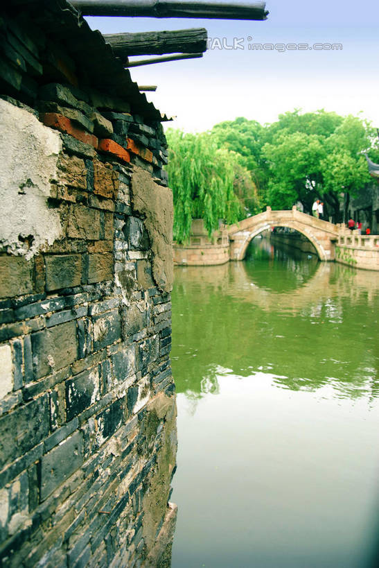 无人,家,竖图,室外,白天,正面,旅游,度假,河流,石头,名胜古迹,森林,树林,水,植物,标志建筑,地标,建筑,中国,亚洲,阴影,遗迹,光线,石子,影子,房屋,墙,屋子,河水,水流,云,云朵,建筑群,桥,云彩,古迹,文物,娱乐,建设,古建筑,江苏,石桥,苏州,太平桥,同里,楼房,拱桥,墙壁,墙面,住宅,栈桥,树,树木,蓝色,绿色,白云,蓝天,天空,阳光,自然,天,享受,休闲,旅游胜地,放松,拱形,生长,晴朗,成长,人行桥,石拱桥,古文明,东亚,江苏省,苏州市,同里镇,中华人民共和国,华东地区,苏,吴江,石块,晴空,彩图,房子,吴江区,同里古镇,shwf1