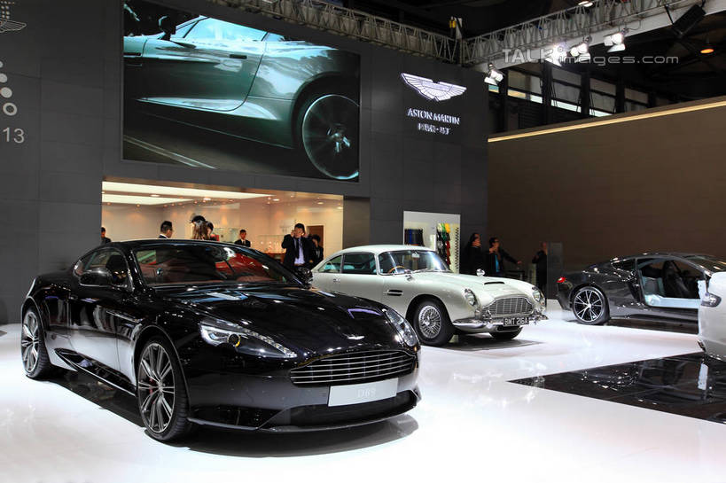 东方人,站,走,横图,室内,白天,正面,技术,科技,汽车,上海,中国,亚洲,行人,游客,游人,阴影,服装,光线,影子,墙,灯光,地面,许多人,注视,休闲装,黄种人,路人,旅客,墙壁,墙面,车,衣服,交通工具,轿车,观察,看,站着,一群人,休闲,休闲服,展示,服饰,观看,展览,车展,申,察看,未来,关注,载具,东亚,闵行区,概念车,上海市,上海车展,上海国际展览中心,中华人民共和国,沪,华东地区,独特,新颖,过客,男人,男性,年轻男性,年轻女性,女人,女性,亚洲人,步行,散步,站立,走路,彩图,全身,虹桥经济技术开发区,汽车展览,上海虹桥经济技术开发区,2013年上海第十五届国际汽车展,2013上海车展,上海国际汽车工业展览会,阿斯顿.马丁DB9,阿斯顿.马丁,shwf1