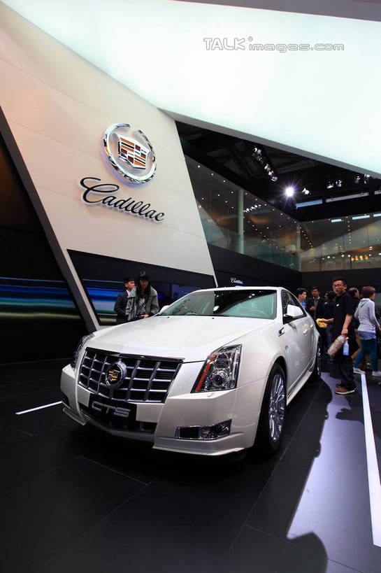 东方人,站,走,竖图,室内,白天,正面,汽车,上海,中国,亚洲,一辆,行人,游客,游人,停靠,阴影,服装,光线,影子,灯光,许多人,注视,休闲装,黄种人,路人,旅客,车,衣服,交通工具,轿车,观察,看,站着,一群人,休闲,休闲服,展示,服饰,观看,展览,车展,申,察看,关注,停泊,载具,东亚,闵行区,上海市,上海车展,凯迪拉克,上海国际展览中心,中华人民共和国,沪,华东地区,过客,男人,男性,年轻男性,年轻女性,女人,女性,亚洲人,步行,散步,站立,走路,半身,彩图,虹桥经济技术开发区,汽车展览,上海虹桥经济技术开发区,2013年上海第十五届国际汽车展,2013上海车展,上海国际汽车工业展览会,凯迪拉克CTS,shwf1