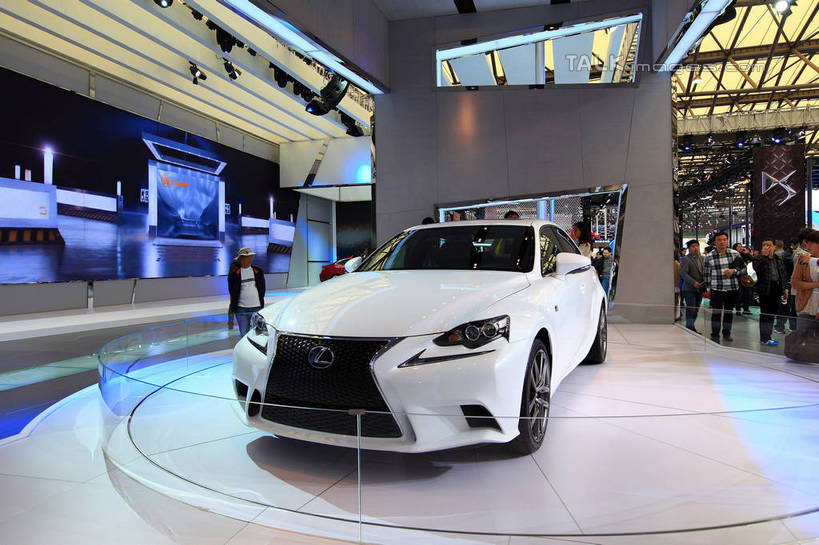 东方人,站,走,横图,室内,白天,正面,汽车,上海,中国,亚洲,一辆,行人,游客,游人,停靠,阴影,服装,光线,影子,灯光,跑车,许多人,注视,休闲装,黄种人,路人,旅客,车,衣服,白色,交通工具,观察,看,站着,一群人,休闲,休闲服,展示,服饰,观看,展览,车展,申,察看,关注,停泊,载具,东亚,闵行区,上海市,上海车展,上海国际展览中心,中华人民共和国,沪,华东地区,过客,男人,男性,年轻男性,年轻女性,女人,女性,亚洲人,步行,散步,站立,走路,半身,彩图,虹桥经济技术开发区,汽车展览,上海虹桥经济技术开发区,2013年上海第十五届国际汽车展,2013上海车展,上海国际汽车工业展览会,雷克萨斯,雷克萨斯IS,shwf1