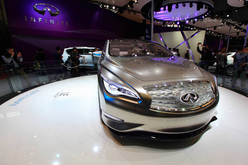 东方人,舞台,站,横图,室内,白天,正面,技术,科技,汽车,上海,中国,亚洲,一辆,行人,游客,游人,停靠,阴影,服装,光线,影子,灯光,许多人,注视,休闲装,黄种人,路人,旅客,车,衣服,交通工具,轿车,观察,看,站着,一群人,休闲,休闲服,展示,服饰,观看,展览,车展,申,察看,未来,关注,停泊,载具,东亚,闵行区,概念车,英菲尼迪,上海市,上海车展,上海国际展览中心,中华人民共和国,沪,华东地区,独特,新颖,过客,男人,男性,年轻男性,年轻女性,女人,女性,亚洲人,表演台,站立,半身,彩图,虹桥经济技术开发区,汽车展览,上海虹桥经济技术开发区,2013年上海第十五届国际汽车展,2013上海车展,上海国际汽车工业展览会,shwf1