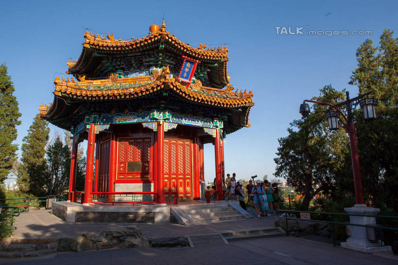 无人,公园,横图,室外,白天,仰视,旅游,度假,草地,草坪,名胜古迹,植物,楼梯,标志建筑,地标,建筑,雕塑,北京,中国,亚洲,阴影,遗迹,艺术,装饰,光线,标志,雕刻,牌匾,瓦片,文字,影子,字符,阶梯,亭子,屋顶,首都,顶棚,瓦,古迹,文化,文物,娱乐,标识,建设,古建筑,景山公园,台阶,草,树,树木,蓝色,绿色,蓝天,天空,阳光,自然,工艺品,凉亭,天,享受,休闲,汉字,旅游胜地,放松,建造,生长,晴朗,成长,纪念,美术,中文,主题,陈列,古文明,东亚,屋瓦,万里无云,中华人民共和国,北京市,京,北平,华北地区,西城区,功能,美学,国文,华文,晴空,晴空万里,彩图,低角度拍摄,观妙亭,shwf1