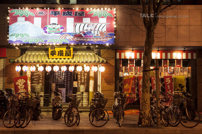 无人,餐厅,横图,室外,夜晚,正面,度假,烹饪,美景,植物,城市风光,城市,夜景,自行车,上海,中国,亚洲,停靠,阴影,光线,影子,景观,灯光,日本料理,料理,食品,娱乐,菜肴,美食,车,脚踏车,树,树木,食物,绿色,自然,交通工具,日式料理,享受,休闲,日式,景色,放松,佳肴,生长,成长,申,停泊,载具,东亚,静安区,上海市,中华人民共和国,沪,华东地区,西康路,彩图,餐馆,饭店,饭馆,shwf1