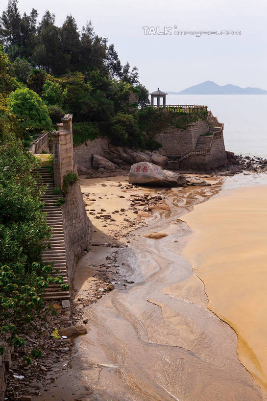 无人,竖图,室外,白天,正面,旅游,度假,海浪,海洋,美景,沙滩,山,山脉,植物,雕塑,中国,亚洲,阴影,艺术,装饰,光线,雕刻,雕像,沙子,影子,海岸,景观,浪花,山峰,沙地,山峦,娱乐,浙江,石雕,树,树木,浙江省,绿色,天空,阳光,自然,海水,工艺品,群山,天,享受,休闲,景色,放松,生长,成长,纪念,美术,自然风光,主题,陈列,海景,东亚,普陀区,普陀山,中华人民共和国,华东地区,浙,功能,美学,舟山,舟山市,大海,风浪,海,海水的波动,海滩,近岸浪,涌浪,彩图,海天佛国,千步沙,shwf1