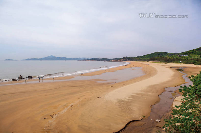 无人,横图,室外,白天,正面,旅游,度假,草地,草坪,海浪,海洋,美景,沙滩,山,山脉,植物,中国,亚洲,阴影,光线,沙子,影子,海岸,景观,浪花,山峰,沙地,山峦,娱乐,浙江,草,树,树木,浙江省,绿色,天空,阳光,自然,海水,群山,天,享受,休闲,景色,放松,生长,成长,自然风光,海景,东亚,普陀区,普陀山,中华人民共和国,华东地区,浙,舟山,舟山市,大海,风浪,海,海水的波动,海滩,近岸浪,涌浪,彩图,海天佛国,千步沙,shwf1