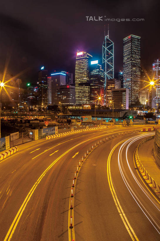 无人,家,高楼大厦,竖图,室外,夜晚,正面,度假,美景,城市风光,标志建筑,城市,大厦,道路,地标,建筑,路,路灯,摩天大楼,夜景,公路,照明,香港,中国,亚洲,阴影,光线,影子,房屋,屋子,景观,公寓,建筑群,灯光,分界线,停车线,交通,娱乐,建设,洋房,楼房,住宅,灯,中环,中银大厦,享受,休闲,景色,放松,车行道,车行道分界线,照亮,港,照明设备,标线,东亚,车行线,香港岛,香港特别行政区,港澳台,中华人民共和国,港岛,花园道,中西区,马路,彩图,房子,大楼,高层建筑,高楼,摩天楼,shwf1