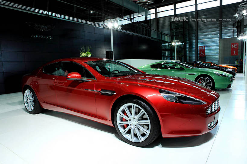 无人,横图,室内,白天,正面,智慧,汽车,一排,停靠,阴影,艺术,整齐,盛开,光线,影子,灯光,花蕾,文化,车,花,花瓣,花朵,鲜花,排列,红色,绿色,黑色,插花,交通工具,轿车,花苞,花蕊,橙色,展示,展览,车展,插花艺术,创造,队列,停泊,载具,创作,想象,四辆,彩图,汽车展览,阿斯顿.马丁Virage,阿斯顿.马丁,shwf1,2012浦东国际汽车展览会