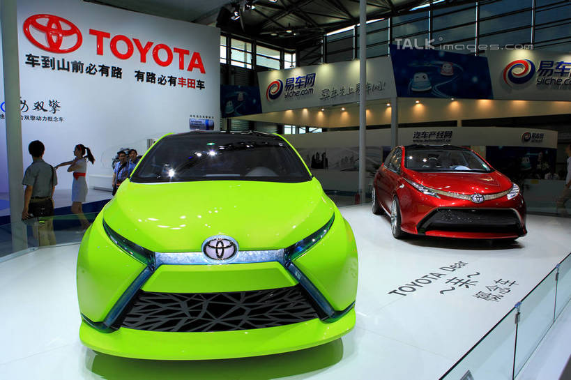 东方人,两个人,站,横图,室内,白天,技术,科技,汽车,亚洲,两辆,行人,游客,游人,停靠,阴影,服装,光线,英文,标志,文字,影子,字符,字母,灯光,黄种人,标识,路人,旅客,车,背面,衣服,红色,绿色,交通工具,轿车,站着,汉字,展示,服饰,展览,车展,英文字母,未来,衣着,穿着,停泊,中文,载具,概念车,国文,华文,衣饰,独特,新颖,过客,男人,男性,年轻男性,年轻女性,女人,女性,亚洲人,站立,彩图,全身,汽车展览,shwf1,2012浦东国际汽车展览会