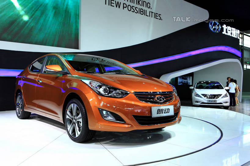 东方人,背部,三个人,伙伴,朋友,站,横图,室内,白天,正面,友谊,汽车,亚洲,两辆,停靠,阴影,服装,光线,英文,标志,文字,影子,字符,字母,灯光,黄种人,标识,车,衣服,白色,交通工具,轿车,站着,橙色,展示,服饰,展览,车展,英文字母,衣着,穿着,停泊,载具,衣饰,友情,年轻女性,女人,女性,亚洲人,站立,彩图,全身,汽车展览,shwf1,2012浦东国际汽车展览会,北京现代