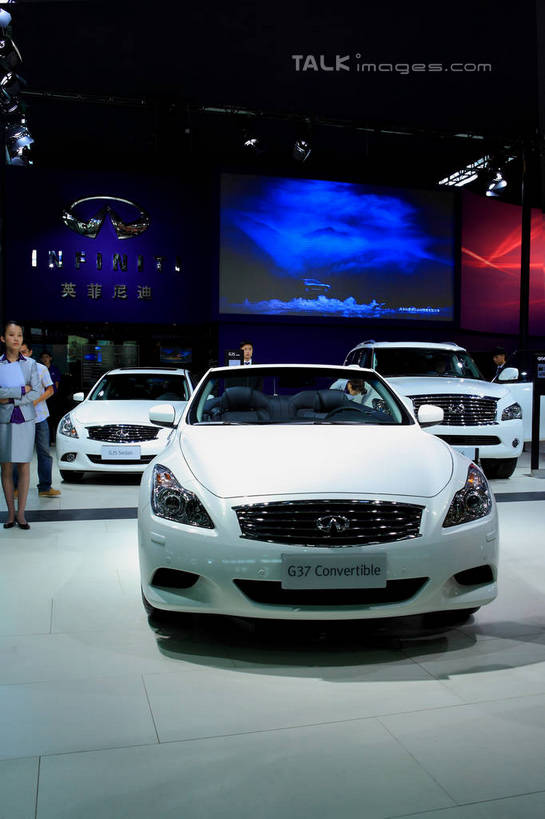 东方人,站,走,竖图,室内,白天,正面,汽车,亚洲,三辆,停靠,阴影,服装,光线,英文,标志,文字,影子,字符,字母,灯光,许多人,黄种人,标识,车,衣服,白色,交通工具,轿车,站着,一群人,汉字,展示,服饰,展览,车展,英文字母,衣着,穿着,停泊,中文,载具,英菲尼迪,国文,华文,衣饰,男人,男性,年轻男性,年轻女性,女人,女性,亚洲人,步行,散步,站立,走路,半身,彩图,汽车展览,shwf1,2012浦东国际汽车展览会