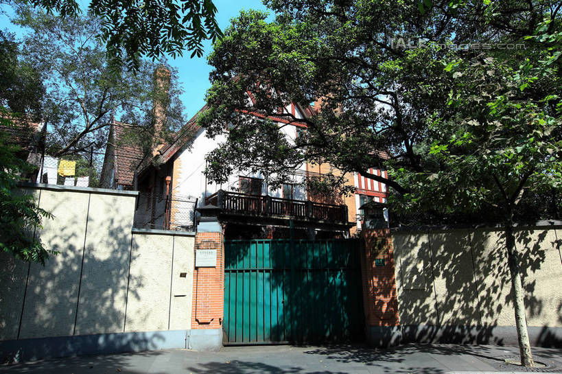 无人,家,横图,室外,白天,仰视,旅游,度假,名胜古迹,植物,别墅,门,标志建筑,地标,建筑,上海,中国,亚洲,阴影,遗迹,光线,影子,房屋,墙,屋子,公寓,古迹,文物,娱乐,建设,古建筑,洋房,楼房,墙壁,墙面,住宅,树,树木,蓝色,绿色,蓝天,天空,阳光,自然,门框,天,享受,休闲,旅游胜地,放松,生长,晴朗,成长,申,古文明,东亚,徐汇区,上海市,万里无云,中华人民共和国,沪,华东地区,晴空,晴空万里,彩图,低角度拍摄,房子,武康路,shwf1,正广和大班住宅