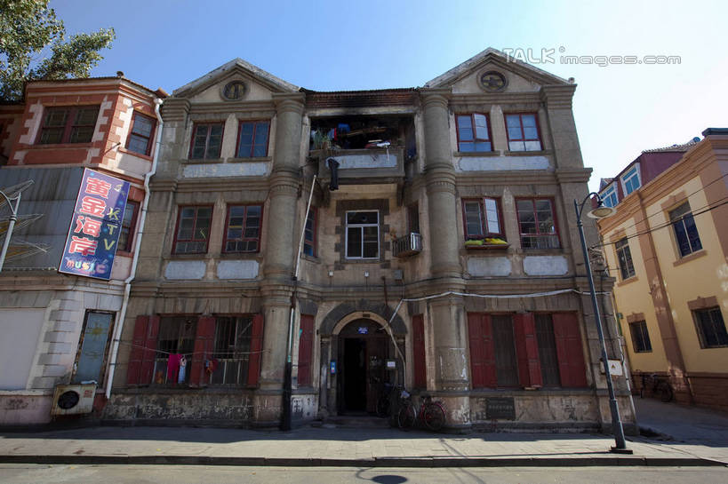 无人,家,横图,室外,白天,仰视,旅游,度假,名胜古迹,植物,窗户,门,标志建筑,道路,地标,建筑,路,路灯,公路,照明,中国,亚洲,阴影,遗迹,光线,影子,房屋,墙,屋子,拱门,灯光,交通,古迹,文物,娱乐,建设,古建筑,山东,烟台,楼房,玻璃窗,墙壁,墙面,住宅,灯,树,树木,蓝色,绿色,蓝天,天空,阳光,自然,门框,天,享受,休闲,旅游胜地,放松,生长,晴朗,成长,烟台山,照亮,照明设备,古文明,东亚,山东省,万里无云,中华人民共和国,华东地区,鲁,烟台市,晴空,晴空万里,马路,彩图,低角度拍摄,房子,shwf1