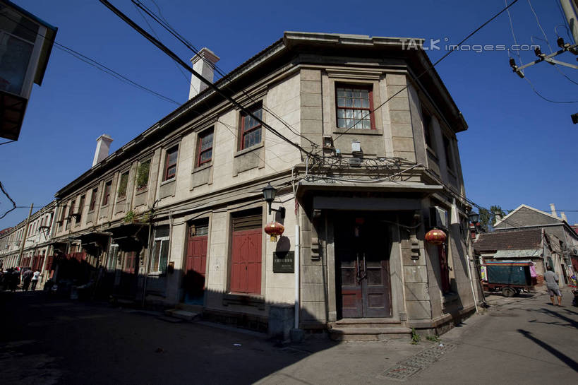 无人,家,横图,室外,白天,仰视,旅游,度假,名胜古迹,窗户,标志建筑,道路,地标,建筑,路,中国,亚洲,阴影,遗迹,电力,光线,电线,线,影子,房屋,墙,屋子,小路,电能,交通,线路,古迹,文物,娱乐,建设,古建筑,山东,烟台,楼房,玻璃窗,墙壁,墙面,住宅,蓝色,蓝天,天空,阳光,天,享受,休闲,旅游胜地,放松,晴朗,电,烟台山,电源,电源线,能量,古文明,东亚,山东省,万里无云,中华人民共和国,华东地区,鲁,烟台市,晴空,晴空万里,彩图,低角度拍摄,房子,shwf1