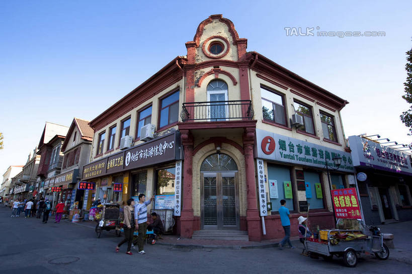 东方人,家,走,横图,室外,白天,仰视,旅游,度假,名胜古迹,植物,窗户,门,标志建筑,道路,地标,建筑,路,中国,亚洲,阴影,服装,遗迹,光线,标志,文字,影子,字符,房屋,墙,屋子,小路,交通,许多人,休闲装,黄种人,古迹,文物,娱乐,标识,建设,古建筑,山东,烟台,楼房,玻璃窗,墙壁,墙面,住宅,树,树木,衣服,蓝色,绿色,蓝天,天空,阳光,自然,门框,天,一群人,享受,休闲,休闲服,汉字,旅游胜地,放松,服饰,生长,晴朗,成长,烟台山,中文,古文明,东亚,山东省,万里无云,中华人民共和国,华东地区,国文,华文,鲁,烟台市,男人,男性,年轻男性,年轻女性,女人,女性,亚洲人,晴空,晴空万里,步行,散步,走路,彩图,低角度拍摄,全身,房子,shwf1