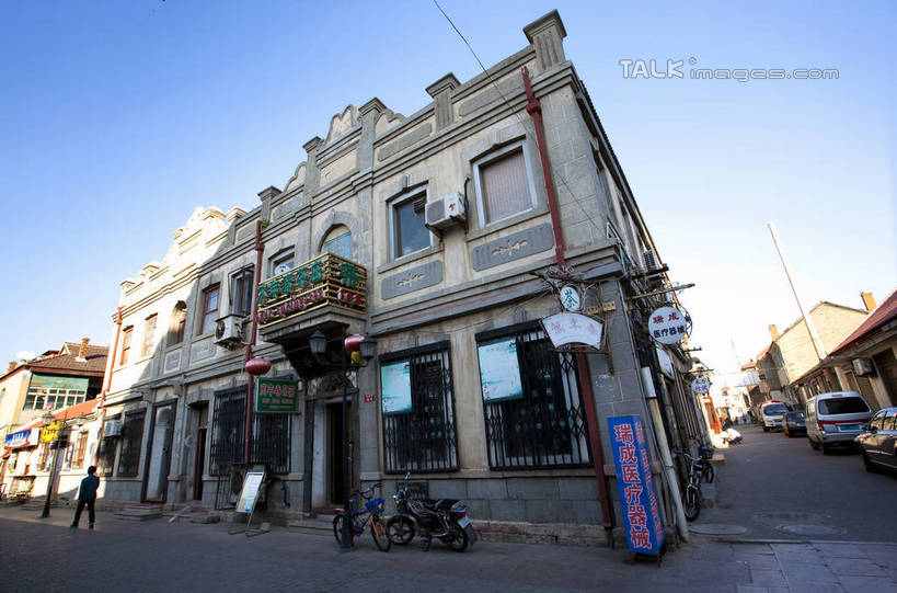 东方人,一个人,家,商店,走,横图,室外,白天,仰视,旅游,度假,名胜古迹,标志建筑,道路,地标,建筑,路,汽车,中国,亚洲,仅一个男性,仅一个人,停靠,阴影,服装,遗迹,光线,影子,房屋,屋子,小路,交通,休闲装,黄种人,古迹,文物,娱乐,建设,商铺,古建筑,山东,烟台,楼房,住宅,车,仅一个年轻男性,衣服,蓝色,蓝天,天空,阳光,药店,交通工具,轿车,天,享受,休闲,休闲服,旅游胜地,放松,服饰,药房,药铺,晴朗,烟台山,停泊,载具,古文明,东亚,山东省,万里无云,中华人民共和国,华东地区,鲁,烟台市,市肆,商号,男人,男性,年轻男性,亚洲人,晴空,晴空万里,步行,散步,走路,彩图,低角度拍摄,全身,房子,店铺,shwf1