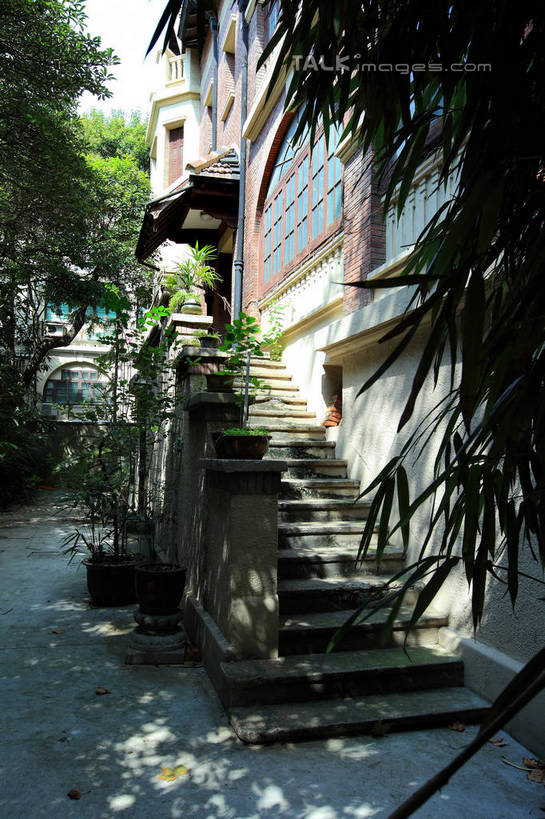 无人,家,栏杆,竖图,室外,白天,仰视,旅游,度假,名胜古迹,植物,窗户,楼梯,标志建筑,地标,建筑,上海,中国,亚洲,阴影,遗迹,光线,扶手,影子,房屋,阶梯,墙,屋子,公寓,古迹,文物,娱乐,建设,古建筑,洋房,护栏,楼房,玻璃窗,墙壁,墙面,台阶,住宅,树,树木,绿色,天空,阳光,自然,天,享受,休闲,旅游胜地,放松,生长,成长,复兴中路,申,卢湾区,古文明,东亚,上海市,中华人民共和国,沪,华东地区,彩图,低角度拍摄,房子,shwf1,刘海粟故居