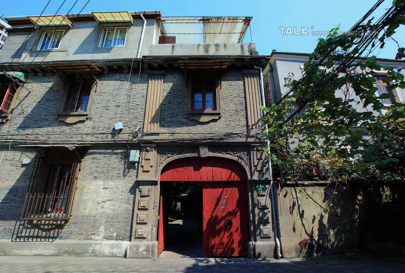 无人,家,横图,室外,白天,仰视,度假,美景,植物,窗户,门,城市风光,城市,道路,路,上海,中国,亚洲,阴影,光线,影子,房屋,屋子,景观,公寓,小路,交通,娱乐,洋房,楼房,玻璃窗,住宅,树,树木,红色,蓝色,绿色,蓝天,天空,阳光,自然,门框,天,享受,休闲,景色,放松,生长,晴朗,成长,申,东亚,静安区,长宁区,上海市,万里无云,中华人民共和国,沪,华东地区,晴空,晴空万里,彩图,低角度拍摄,房子,shwf1,愚园路