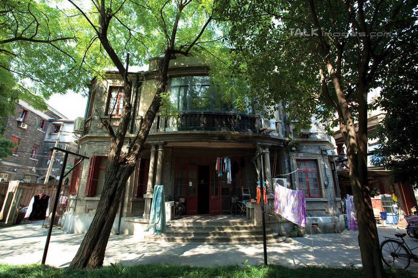 无人,家,露台,横图,室外,白天,仰视,度假,草地,草坪,美景,树林,植物,楼梯,阳台,城市风光,城市,道路,路,衣架,上海,中国,亚洲,阴影,光线,影子,房屋,阶梯,屋子,景观,公寓,小路,床单,交通,娱乐,洋房,楼房,台阶,住宅,草,树,树木,绿色,天空,阳光,自然,天,享受,休闲,景色,放松,生长,成长,申,东亚,静安区,长宁区,上海市,中华人民共和国,沪,华东地区,挂衣架,晾衣架,彩图,低角度拍摄,房子,露天阳台,shwf1,愚园路