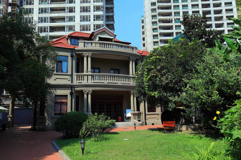 无人,家,高楼大厦,横图,室外,白天,正面,度假,草地,草坪,美景,树林,植物,别墅,城市风光,城市,大厦,摩天大楼,上海,中国,亚洲,阴影,光线,影子,房屋,屋子,景观,公寓,娱乐,洋房,楼房,住宅,草,树,树木,蓝色,绿色,蓝天,天空,阳光,自然,天,享受,休闲,景色,放松,生长,晴朗,成长,申,东亚,静安区,长宁区,上海市,万里无云,中华人民共和国,沪,华东地区,晴空,晴空万里,彩图,房子,大楼,高层建筑,高楼,摩天楼,shwf1,愚园路