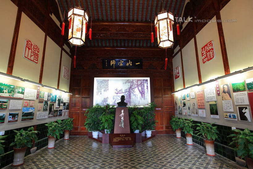 东方人,一个人,无人,画家,横图,室内,白天,仰视,旅游,度假,绘画,植物,天花板,标志建筑,地标,建筑,花盆,照明,雕塑,上海,中国,亚洲,仅一个男性,仅一个人,仅一个中年男性,悬挂,艺术,装饰,灯笼,雕刻,雕像,盆栽,纸灯笼,陶瓷,墙,盆景,陶瓷制品,黄种人,文化,娱乐,建设,浦东,壁画,墙壁,墙面,两个,绿色,自然,容器,工艺品,灯具,享受,休闲,旅游胜地,放松,艺术家,生长,成长,纪念,储藏,华丽,修饰,照亮,美术,点缀,申,照明设备,画师,储存,主题,陈列,浦东新区,东亚,上海市,中华人民共和国,沪,华东地区,功能,美学,衬托,美观,雅致,雅观,男人,男性,中年男性,亚洲人,画画,半身,彩图,低角度拍摄,书法家,苍石,贮存,华夏旅游文化区,华夏文化公园,上海华夏文化公园,上海吴昌硕纪念馆,吴昌硕纪念馆,shwf1,昌硕,俊卿,吴昌硕,篆刻家