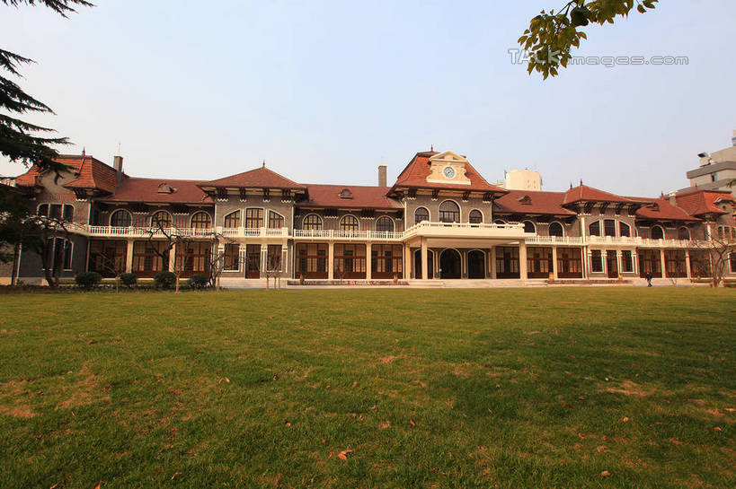 无人,横图,室外,白天,正面,旅游,度假,草地,草坪,树林,植物,窗户,标志建筑,地标,建筑,上海,中国,亚洲,一排,许多,阴影,整齐,并列,并排,时间,光线,时钟,瓦片,影子,很多,计时,瓦,娱乐,建设,玻璃窗,草,树,树木,排列,蓝色,绿色,蓝天,天空,阳光,自然,钟表,天,享受,休闲,表,旅游胜地,放松,建造,生长,晴朗,成长,申,队列,平行,卢湾区,东亚,屋瓦,徐汇区,上海市,万里无云,中华人民共和国,沪,华东地区,塔钟,钟,晴空,晴空万里,彩图,南昌路,shwf1,科学会堂,上海科学会堂