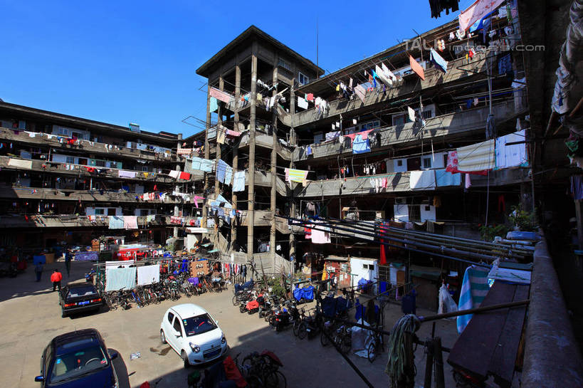 无人,家,横图,室外,白天,正面,旅游,度假,标志建筑,道路,地标,建筑,路,公路,自行车,汽车,上海,中国,亚洲,许多,停靠,阴影,服装,光线,影子,房屋,屋子,公寓,床单,交通,很多,娱乐,建设,洋房,楼房,住宅,车,脚踏车,衣服,蓝色,蓝天,天空,阳光,交通工具,轿车,天,享受,休闲,旅游胜地,放松,服饰,晴朗,申,衣着,穿着,停泊,载具,杨浦区,东亚,上海市,隆昌公寓,隆昌路,万里无云,中华人民共和国,沪,华东地区,衣饰,晴空,晴空万里,马路,彩图,房子,shwf1