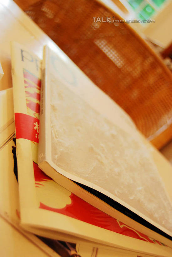 无人,交叉,竖图,俯视,室内,特写,白天,阅读,桌面,桌子,静物,杂志,椅子,一排,许多,学习,阴影,朦胧,模糊,整齐,编织,反射,木制,影子,木桌,藤椅,很多,排列,木制品,看,读书,浏览,堆,交织,队列,穿插,彩图,高角度拍摄,木桌子,shxw1