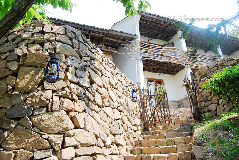 无人,家,横图,室外,白天,仰视,旅游,度假,石头,美景,植物,楼梯,照明,阴影,光线,石子,影子,房屋,阶梯,墙,屋子,景观,灯光,娱乐,楼房,煤油灯,墙壁,墙面,台阶,住宅,灯,树,树木,绿色,天空,阳光,自然,灯具,天,享受,休闲,景色,放松,生长,成长,照亮,照明设备,自然风光,石块,岩石,彩图,低角度拍摄,房子,马灯,shxw1