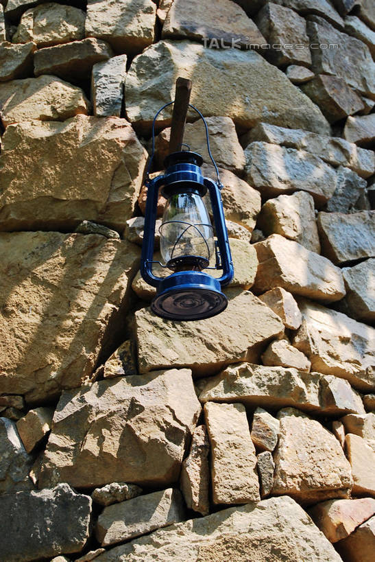 无人,竖图,室外,白天,正面,旅游,度假,石头,美景,照明,阴影,光线,石子,影子,墙,景观,灯光,娱乐,煤油灯,墙壁,墙面,灯,阳光,自然,灯具,享受,休闲,景色,放松,照亮,照明设备,自然风光,石块,岩石,彩图,马灯,shxw1