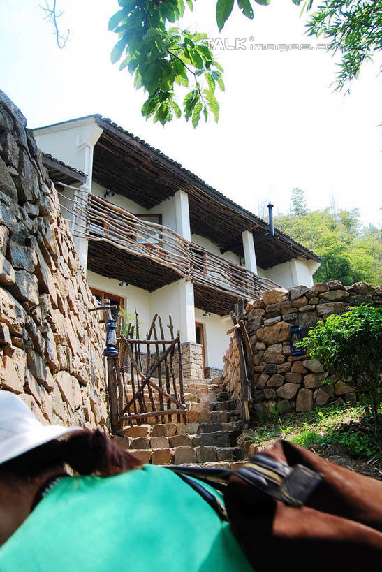 无人,家,竖图,室外,白天,仰视,旅游,度假,石头,美景,植物,楼梯,照明,阴影,光线,石子,影子,房屋,阶梯,墙,屋子,景观,灯光,娱乐,楼房,煤油灯,墙壁,墙面,台阶,住宅,灯,树,树木,绿色,天空,阳光,自然,灯具,天,享受,休闲,景色,放松,生长,成长,照亮,照明设备,自然风光,石块,岩石,彩图,低角度拍摄,房子,马灯,shxw1