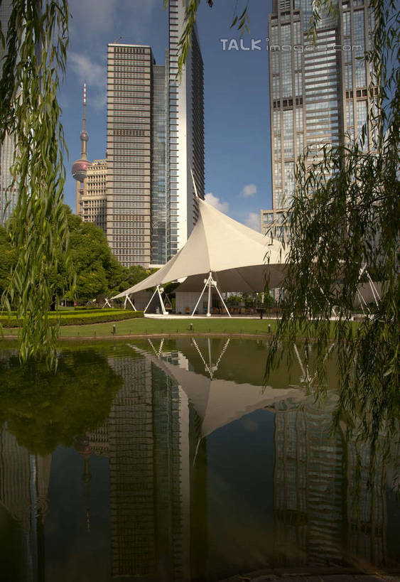 无人,高楼大厦,竖图,室外,白天,正面,度假,草地,草坪,河流,美景,水,植物,城市风光,标志建筑,城市,大厦,地标,建筑,摩天大楼,上海,中国,亚洲,阴影,波纹,光线,影子,河水,景观,水流,云,云朵,涟漪,云彩,娱乐,建设,浦东,草,树,树木,蓝色,绿色,白云,倒影,蓝天,水纹,天空,阳光,自然,波浪,天,享受,休闲,景色,放松,生长,晴朗,成长,申,倒映,陆家嘴,浦东新区,东亚,上海市,中华人民共和国,沪,华东地区,水晕,陆家嘴中心绿地,上海陆家嘴中心绿地,反照,晴空,彩图,大楼,高层建筑,高楼,摩天楼,shyj1