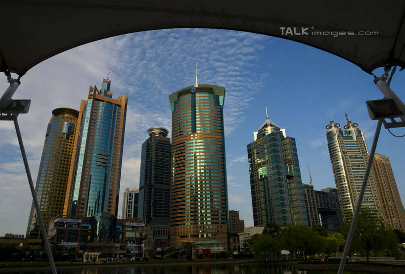 无人,高楼大厦,横图,全景,室外,白天,仰视,度假,草地,草坪,美景,天际线,植物,城市风光,标志建筑,城市,大厦,地标,建筑,摩天大楼,上海,中国,亚洲,阴影,光线,影子,景观,云,云朵,云彩,娱乐,建设,浦东,草,树,树木,蓝色,绿色,白云,蓝天,天空,阳光,自然,天,享受,休闲,景色,放松,生长,晴朗,成长,申,金融中心,陆家嘴,陆家嘴金融贸易区,浦东新区,东亚,上海市,中华人民共和国,沪,华东地区,陆家嘴中心绿地,上海世界金融大厦,上海陆家嘴中心绿地,晴空,彩图,低角度拍摄,大楼,高层建筑,高楼,摩天楼,华夏银行大厦,世界金融大厦,shyj1